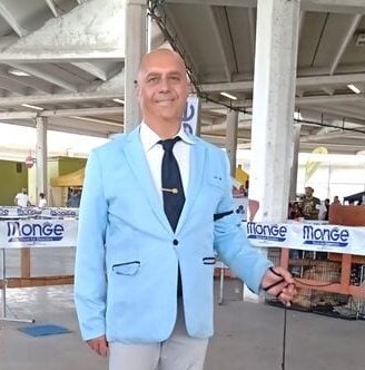 Andrea Fedele sul ring in tenuta da esposizione con un suo Shiba Inu