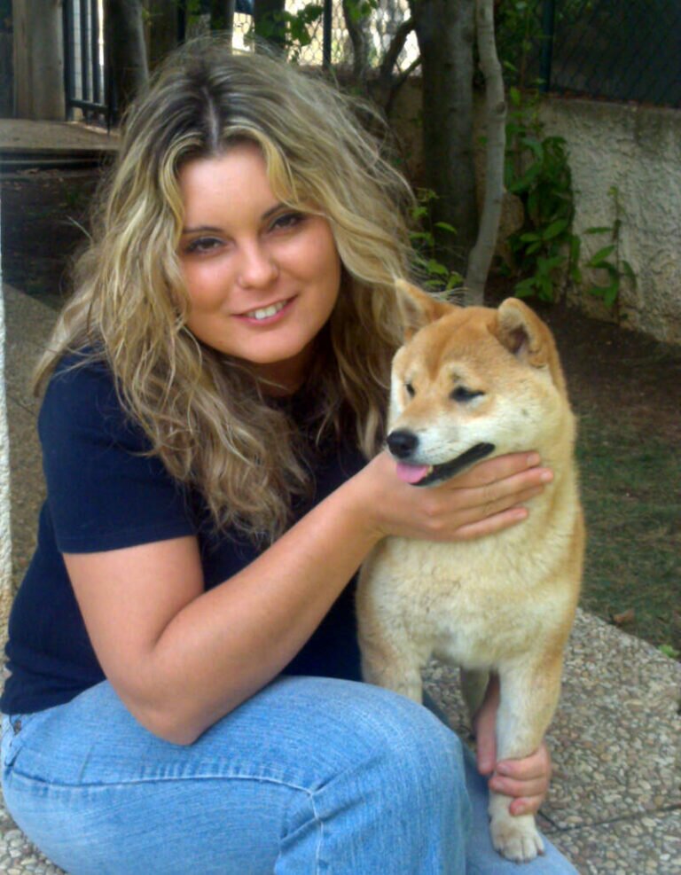 Myriam Nuvoli con in braccio una femmina di Shiba Inu